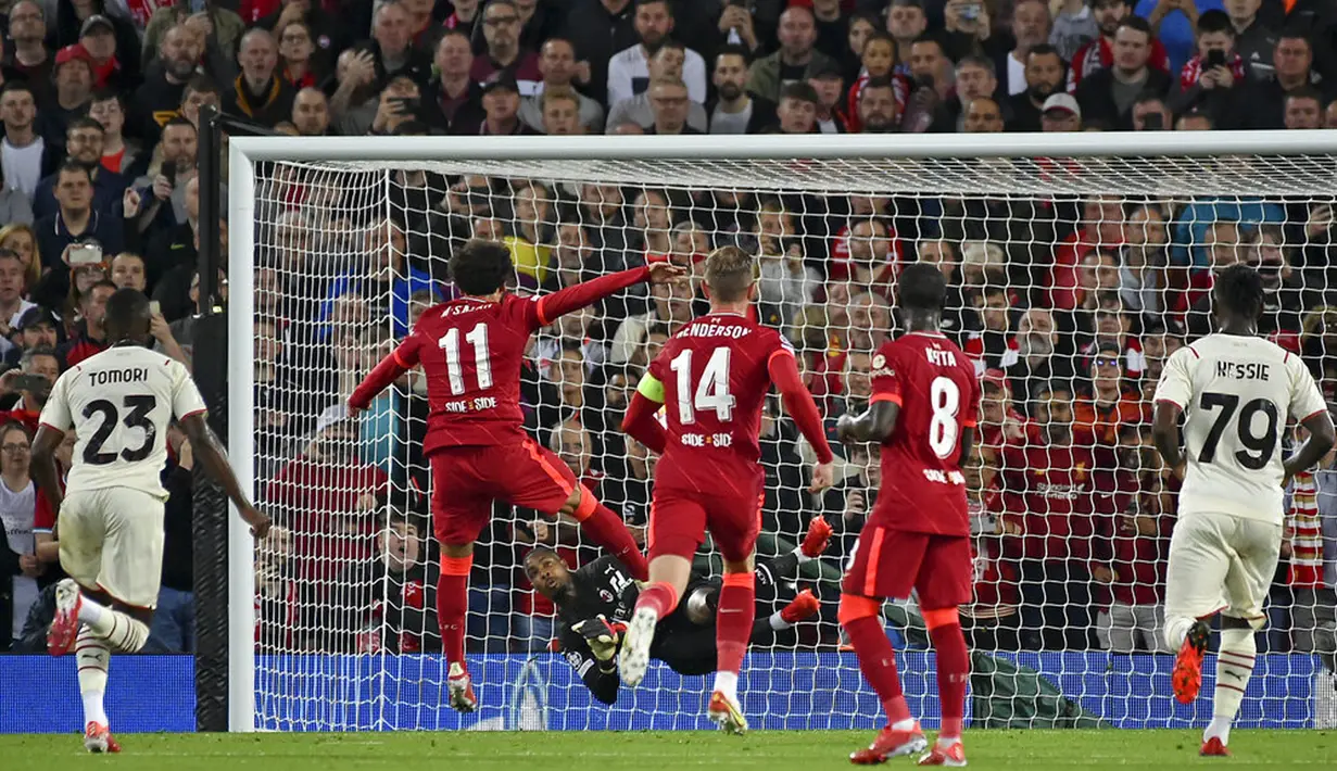 Penalti pemain Liverpool Mohamed Salah digagalkan oleh kiper AC Milan Mike Maignan pada pertandingan Grup B Liga Champions di Anfield, Liverpool, Inggris, Rabu (15/9/2021). Liverpool menang 3-2. (AP Photo/Rui Vieira)