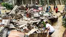 Tumpukan sampah yang terbawa aliran banjir di komplek Pondok Gede Permai, Jatiasih, Bekasi, Jumat (22/4). Ratusan rumah di kompleks tersebut terendam banjir dan sebagian rusak akibat luapan aliran sungai Bekasi usai hujan deras (Liputan6.com/Fery Pradolo)