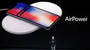 Phil Schiller menjelaskan tampilan iPhone X saat peluncurannya di Steve Jobs Theatre, California, Selasa (12/9). Produk yang dikabarkan akan beredar 3 November 2017 ini dibanderol dengan harga termurah 13 juta rupiah. (AP Photo/Marcio Jose Sanchez)