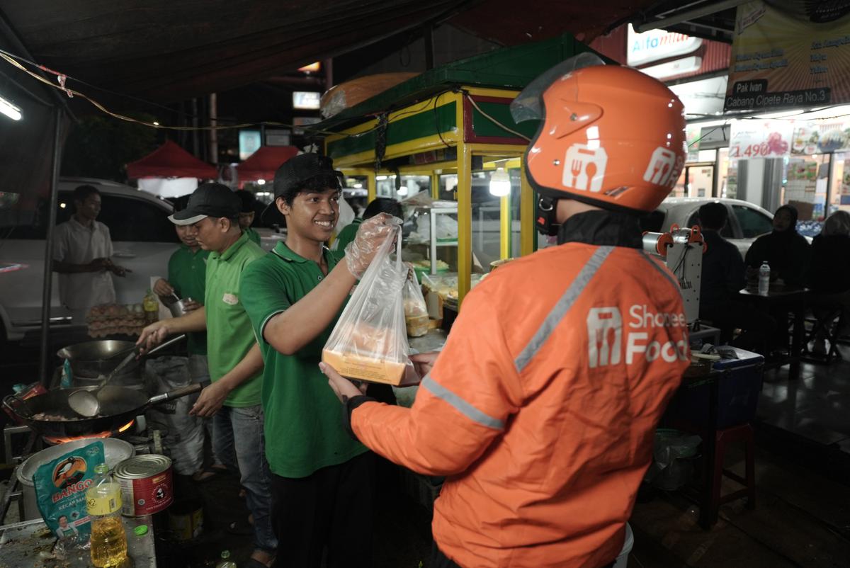 Mitra Pengemudi ShopeeFood mengambil pesanan di Nasi Kebuli Apjay