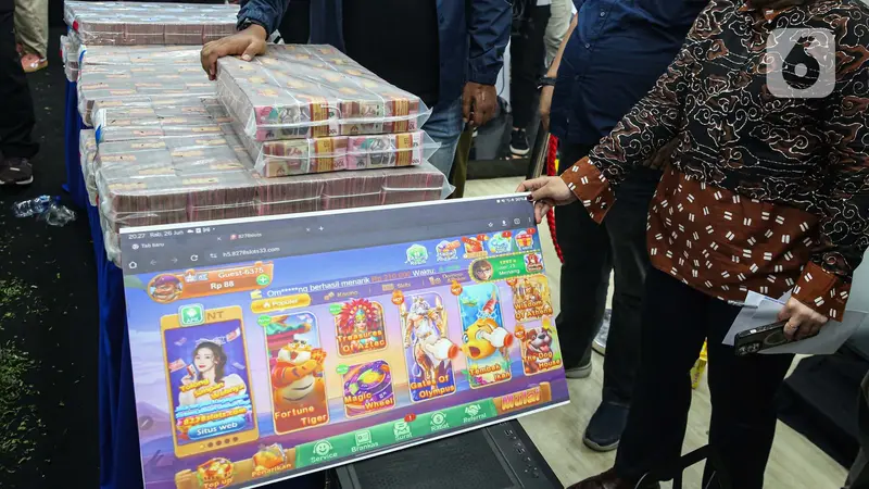 Bersama Sejumlah Menteri, Menko Polkam Budi Gunawan Tunjukkan Tumpukan Uang Hasil Operasi Pemberantasan Judi Online