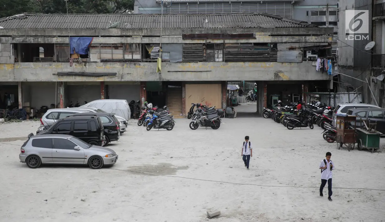 Dua orang siswa berjalan di sekitar kawasan bekas Pasar Blora, Jakarta, Selasa (5/9). Dishub sudah menetapkan 12 gedung di sekitar Thamrin sebagai kantong parkir. (Liputan6.com/Faizal Fanani)