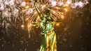 Sejumlah orang berkumpul di dekat patung The Motherland Calls yang dihiasi kembang api saat perayaan 73 tahun kemenangan Rusia dalam Perang Dunia II di Volgograd (8/5). (AFP/Mladen Antonov)