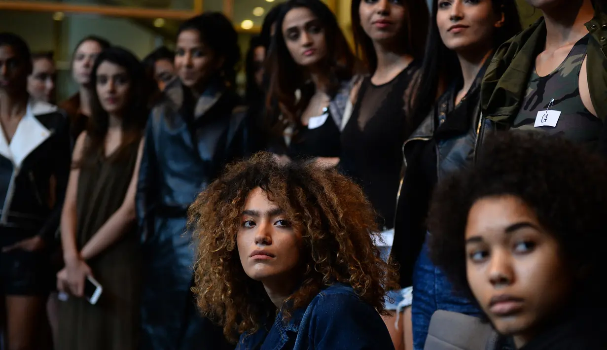 Sejumlah wanita saat mengikuti audisi model Amazon India Fashion Week 2017 di New Delhi (20/1). Puluhan wanita bersaing untuk dapat terpilih dalam 16 model yang tampil di Amazon India Fashion Week 2017. (AFP Photo)
