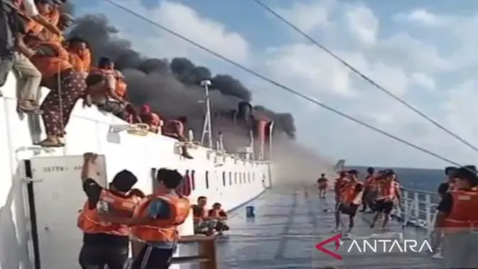 KMP Mutiara Sentosa 2 Angkut 250 Penumpang Terbakar di Laut Sumenep