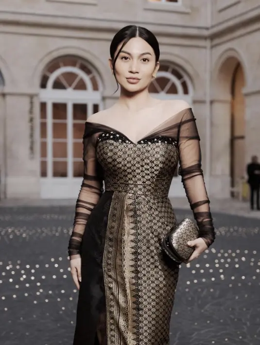 Gaun malam lainnya yang terlihat begitu indah dikenakan Ariel Tatum dengan paduan songket yang terlihat begitu elegan. [Foto: Instagram/ Ariel Tatum]
