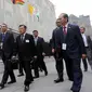 Wakil Presiden Jusuf Kalla berjalan kaki menuju markas Perserikatan Bangsa-bangsa (PBB) di New York, AS, Senin (18/09) waktu setempat. Jusuf Kalla akan memimpin delegasi Indonesia dalam sidang majelis umum Badan PBB ke-72. (Liputan6.com/Tim Media Wapres)
