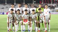 Foto tim starting XI Timnas Indonesia U-20 jelang dimulainya laga kedua uji coba internasional menghadapi Timnas China U-20 di Stadion Madya Gelora Bung Karno, Senayan, Jakarta, Senin (25/3/2024). (Bola.com/Abdul Aziz)