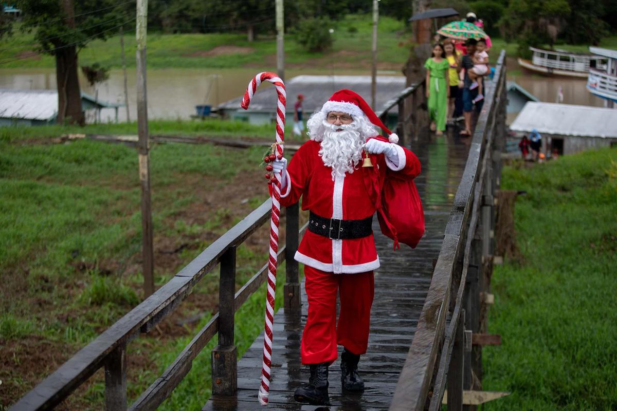 FOTO: Sinterklas Menyusuri Sungai Amazon Antar Hadiah Natal