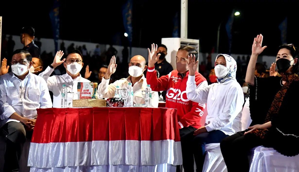 Presiden Joko Widodo atau Jokowi (ketiga kanan) dan Ibu Iriana (kedua kanan) saat menyaksikan Konser Kebangsaan Membumikan Pancasila dari NTT untuk Nusantara di Kabupaten Ende, Provinsi NTT, Rabu (1/6/2022). (Foto: Rusman - Biro Pers Sekretariat Presiden)