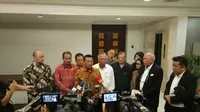 Kepala Staf Kepresidenan, Moeldoko (tengah), memberikan keterangan pers tentang rencana Indonesia menjadi tuan rumah MotoGP 2020, di Bina Graha Jakarta, Rabu (18/4/2018). (Istimewa)