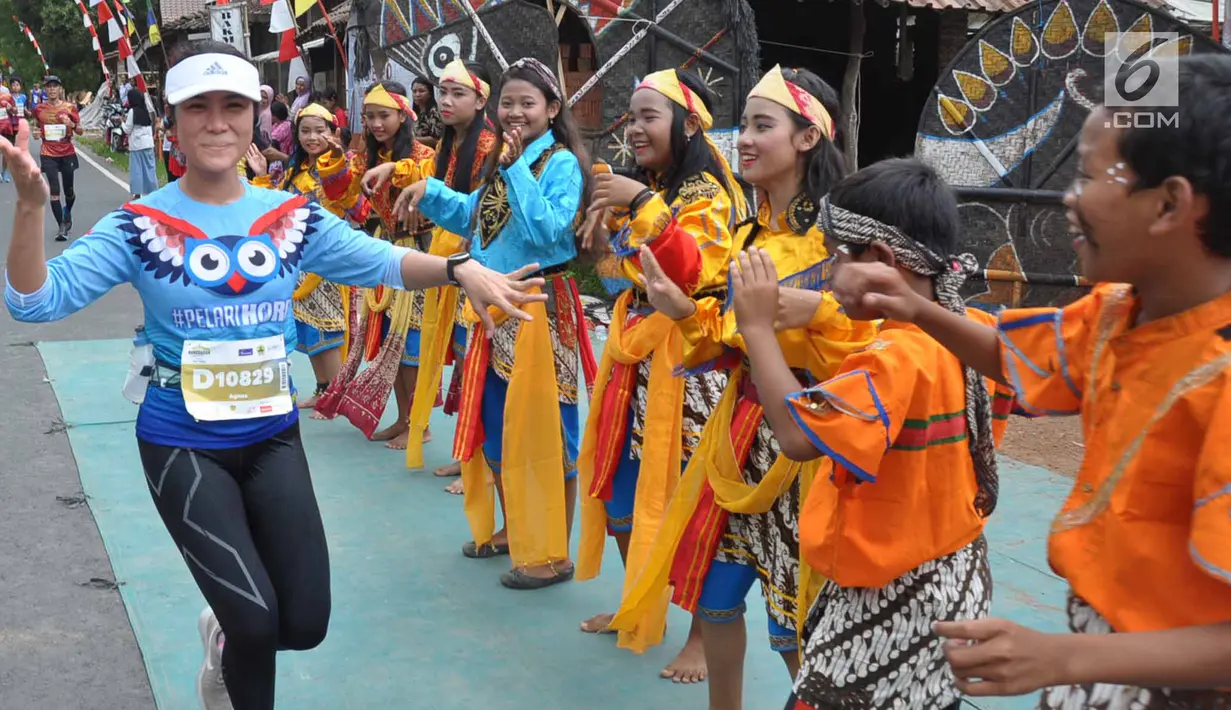 Peserta saat mengikuti Borobudur Marathon 2018 di Pelataran Taman Lumbini Borobudur Magelang, Minggu (18/11).  Borobudur Marathon 2018 diikuti oleh 9. 672 pelari. (Liputan6.com/Gholib)
