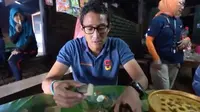 Sandiaga Uno saat mencicipi Gogos, makanan khas Sulawesi Selatan. (dok. Instagram @sandiuno/https://www.instagram.com/p/BvjM-wmnrlP/Putu Elmira)
