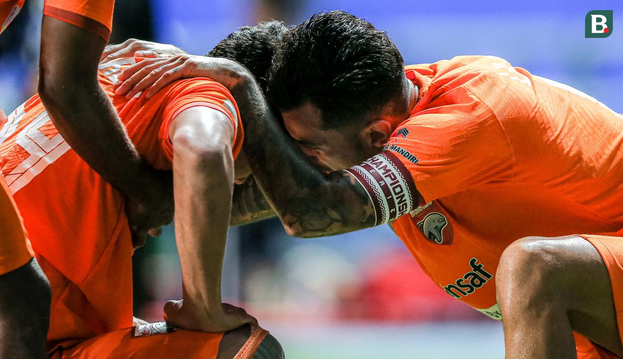 Pemain Borneo FC, Stefano Lilipaly (kanan) memberikan semangat untuk Muhammad Alfharezzi setelah mencetak gol pertama timnya ke gawang Madura United pada laga leg kedua semifinal Championship Series BRI Liga 1 2023/2024 di Stadion Batakan, Balikpapan, Kalimantan Timur, Minggu (19/5/2024). (Bola.com/Bagaskara Lazuardi)