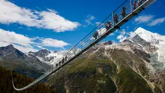 Wisatawan berjalan di atas jembatan gantung yang baru saja diresmikan di Kota Zermatt, Swiss, 29 Juli 2017. Jembatan sepanjang hampir 500 meter ini disebut-sebut sebagai jembatan gantung pejalan kaki terpanjang di dunia (Valentin Flauraud/Keystone via AP)
