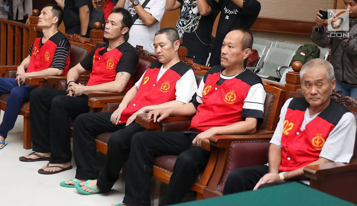 Suasana saat para terdakwa kasus penyeludupan 1 ton sabu asal Taiwan menjalani sidang tuntutan di Pengadilan Negeri Jakarta Selatan, Rabu (7/3). Sidang tuntutan kembali ditunda. (Liputan6.com/Immanuel Antonius)