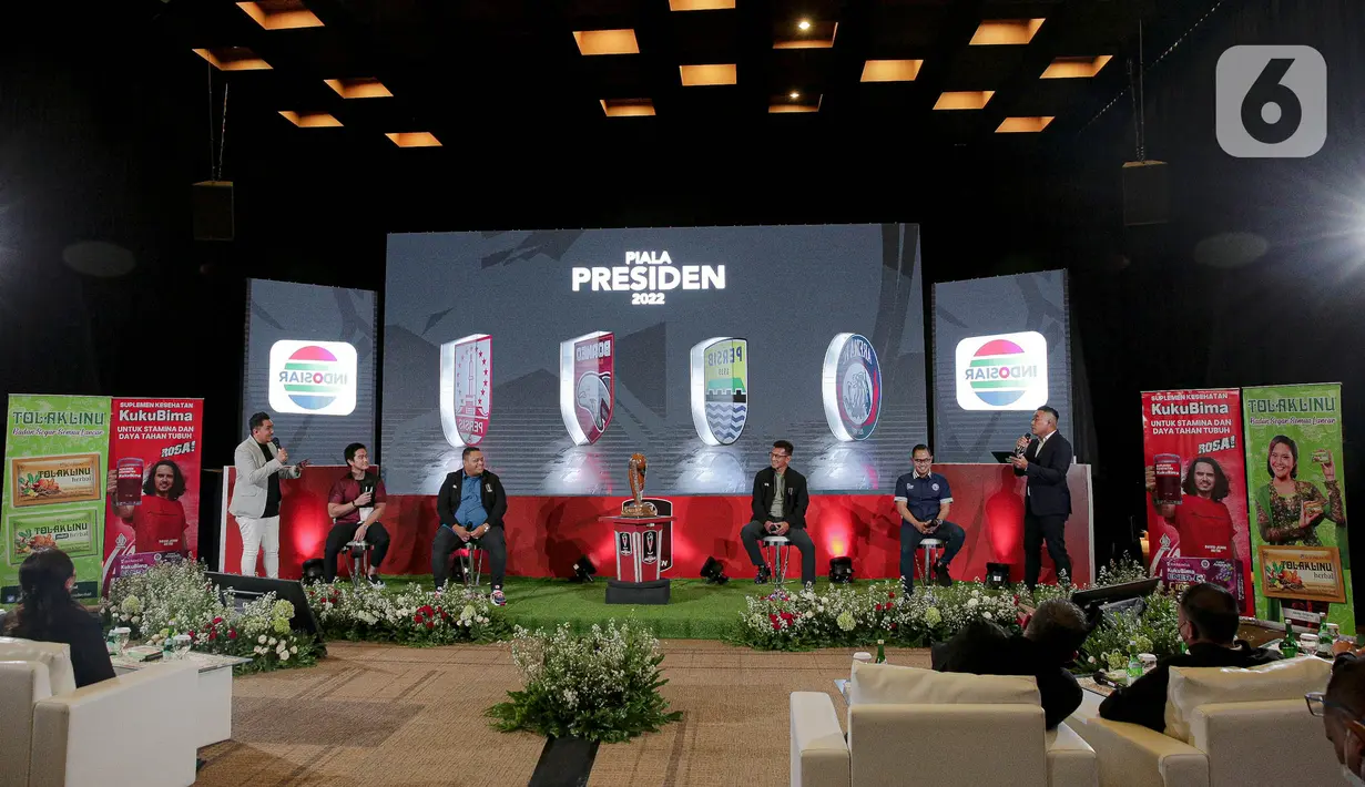 Suasana launching Piala Presiden 2022 di SCTV Tower, Senayan City, Jakarta, Senin (6/6/2022). Sebanyak 18 klub Liga 1 bakal ikut serta dalam kejuaraan Piala Presiden 2022 dan berlangsung di empat kota selama fase grup. (Liputan6.com/Faizal Fanani)