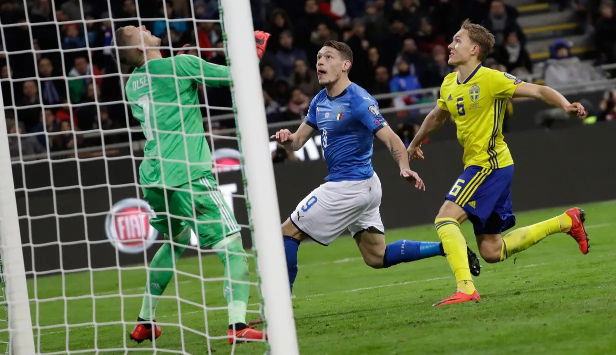 Kiper Swedia, Robin Olsen dan pemain italia, Andrea Belotti berada di depan gawang saat laga leg kedua playoff Piala Dunia 2018 melawan Italia, di Stadion San Siro, Selasa (14/11). Swedia lolos ke Rusia 2018 berkat keunggulan agregat 1-0. (AP/Luca Bruno)