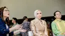 Melly Goeslaw dilantik jadi anggota DPR dengan kebaya janggan satin berwarna cokelat keemasan [@melly_goeslaw]