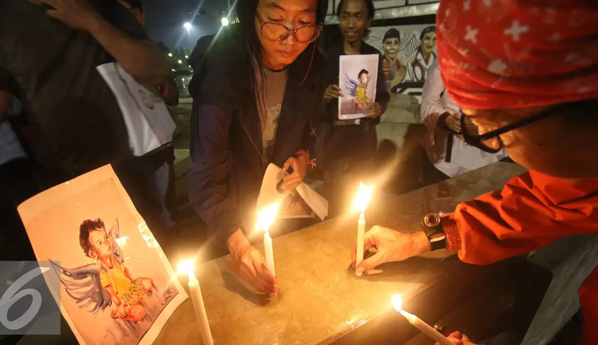 Sejumlah orang memasang lilin di depan Istana Negara, Jakarta, Selasa (15/11). Mereka menggelar doa bersama untuk korban dari aksi pelemparan bom di Samarinda.(Liputan6.com/Immanuel Antonius)