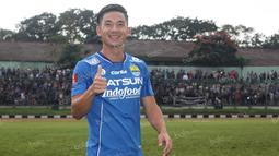 Kim Jeffrey Kurniawan terlihat ceria saat launching jersey baru Persib jelang bergulirnya Torabika Soccer Championship (TSC) 2016 Presented by IM3 Ooredoo di Stadion Siliwangi, Bandung, Sabtu (23/4/2016). (Bola.com/Permana Kusumadijaya)