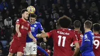 Pemain Liverpool Diogo Jota, kiri, melompat untuk merebut bola dengan pemain Leicester Timothy Castagne selama pertandingan sepak bola Liga Inggris antara Leicester City dan Liverpool di King Power Stadium di Leicester, Inggris, Selasa, 28 Desember 2021.