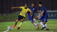 Pemain Barito Putera, Beni Oktovianto (kiri) berebut bola dengan pemain PSIS Semarang, Andreas Crismanto Ado dalam laga pekan ke-8 BRI Liga 1 2021/2022 di Stadion Sultan Agung, Bantul, Rabu (20/10/2021). (Bola.com/Bagaskara Lazuardi)