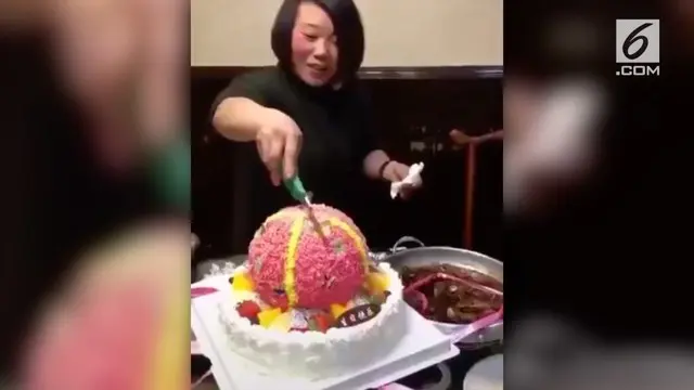 Begini jadinya jika kue ulang tahun terbuat dari balon.