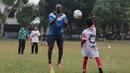 Pelatih kiper Espanyol B, Thomas N’Kono saat memberikan Coaching Clinic di Lapangan  AKRI, Ampera, Jakarta, Minggu (16/7/2017). Coaching Clinic ini diikuti oleh SSB Tik Tak. (Bola.com/Nicklas Hanoatubun)