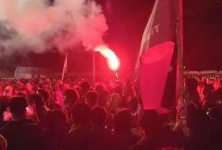 Massa mahasiswa Universitas Trisakti  membakar suar atau flare setelah berorasi dan menunaikan salat Magrib berjemaah. (Liputan6.com/Winda Nelfira)