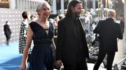 Aktor Keanu Reeves bersama Alexandra Grant menghadiri  LACMA Art + Film di Los Angeles, 2 November 2019. Keanu Reeves tampak mesra bergandengan tangan dengan sang kekasih yang merupakan sahabat lamanya yang menjadi seniman tersebut. (Emma McIntyre/Getty Images for LACMA/AFP)