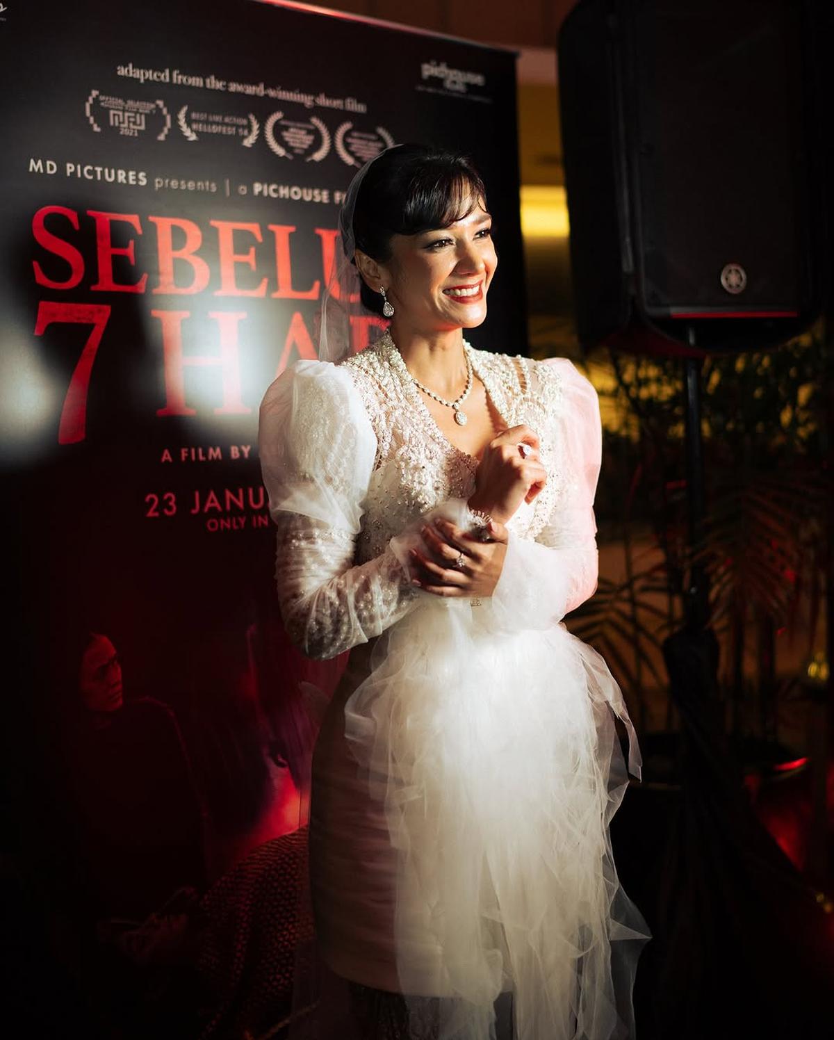Potret Fanny Ghassani di Gala Premier Film 'SEBELUM 7 HARI', Pakai Kebaya Putih Bergaya Klasik