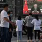 Presiden China Xi Jinping saat berbicara melalui sambungan video dalam sidang Majelis Kesehatan Dunia, tampak di layar raksasa di sebuah jalan di Beijing pada 18 Mei 2020. (AFP)