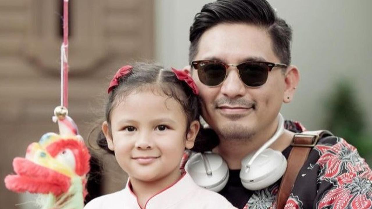 Melalui akun Instagram pribadi, Sharena Delon membagikan momen perayaan Imlek di keluarga kecilnya. Tampak sang putri menggunakan busana khas Imlek dengan warna putih dan merah.