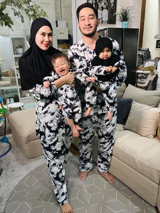 "Aku jujur kemarin baru sekali swab test, kalau rapid test udah beberapa kali. Jadi satu rumah swab test, keluarga, pekerja. Deg-degan, takutnya ada kan yang nggak bergejala tapi ternyata positif. Tapi Alhamdulillah semua keluarga negatif," pungkasnya. (Instagram/syahnazs)