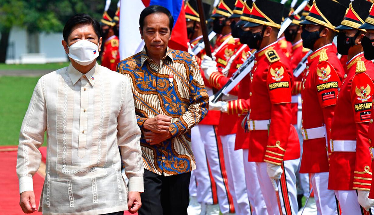 Presiden Indonesia Joko Widodo atau Jokowi (kanan) menyambut Presiden Filipina Ferdinand Marcos Jr (kiri) setibanya di Istana Kepresidenan Bogor, Bogor, Jawa Barat, Senin (5/9/2022). Setelah upacara penyambutan, Jokowi dan Ferdinand Marcos Jr saling memperkenalkan delegasi masing-masing dari kedua negara. (Adek Berry/ Pool Photo via AP)