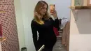 Salah satu gaya Valentine Payen yang mencuri perhatian adalah saat ia tampil dengan gaun slim fit yang menonjolkan keindahan tubuhnya selama kehamilan. Gaun ini memeluk tubuhnya dengan sempurna, menampilkan siluet baby bump yang menawan tanpa mengurangi kenyamanan. [@valentinepayenwicaksono].