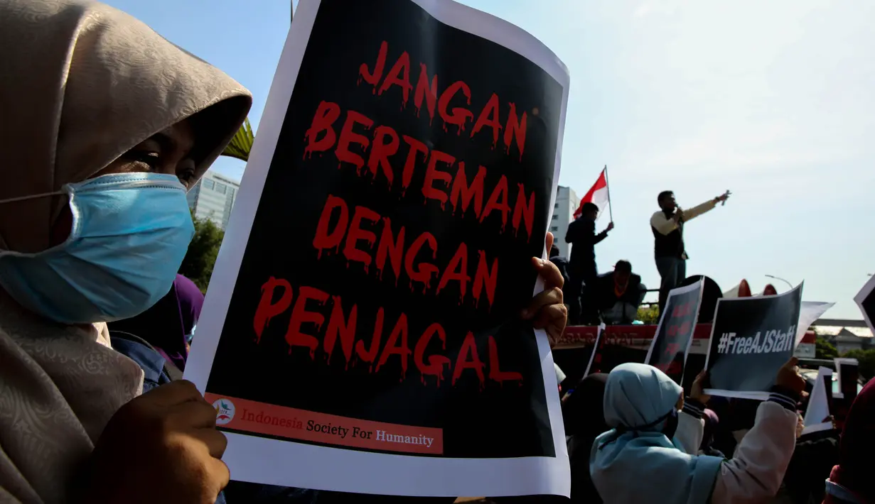 Massa dari Aliansi Indonesian Society for Humanity (ISFH) menggelar aksi di depan Istana Negara, Jakarta, Kamis (3/9/2015). Massa menolak kedatangan Presiden Mesir ke Indonesia terkait pelanggaran HAM dan demokrasi di Mesir. (Liputan6.com/Faizal Fanani)