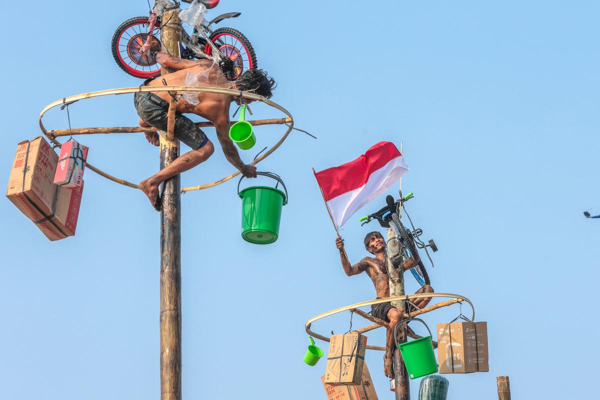 Panjat Pinang Meriahkan HUT ke-81 RI di Ancol