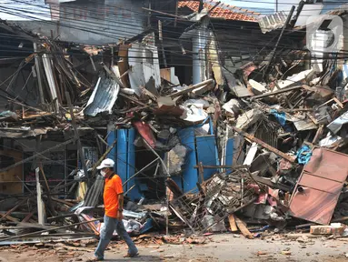 Alat berat merobohkan bangunan permanen milik warga Mangga Besar 1 RT 009 RW 02 Kelurahan Mangga Besar, Jakarta, Selasa (28/5/2024). (merdeka.com/Imam Buhori)