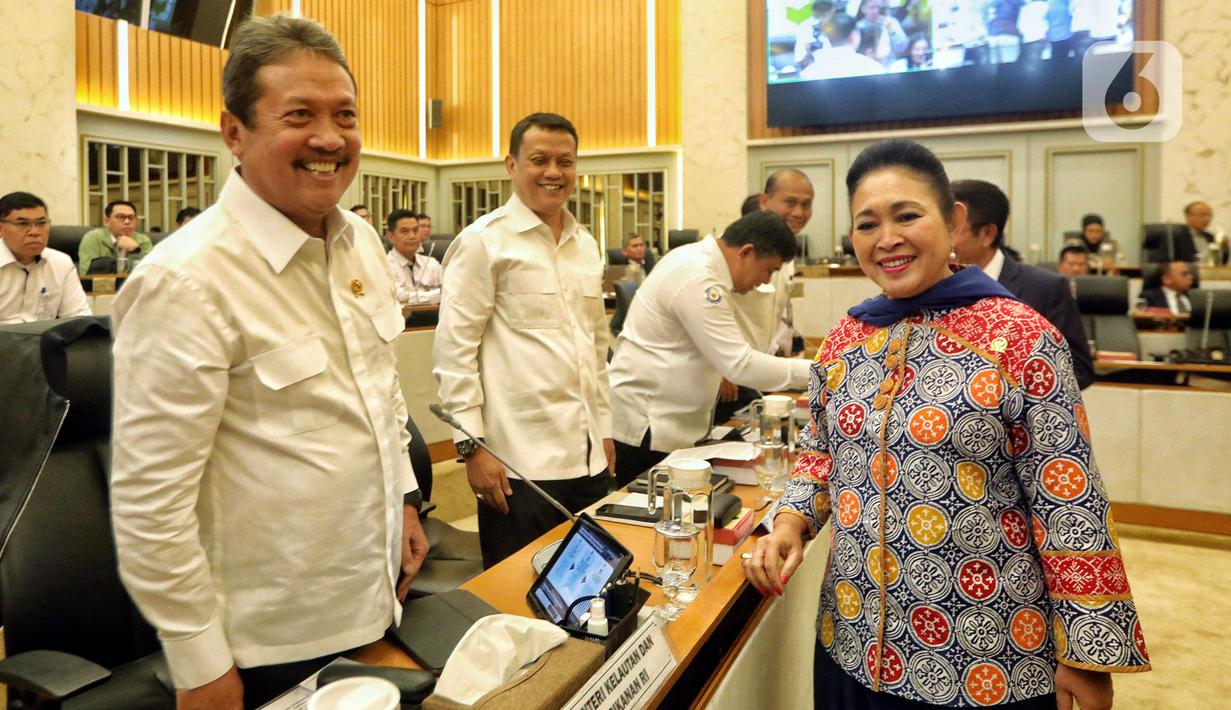Ketua Komisi IV DPR RI Siti Hediati Soeharto (kanan) berbincang dengan Menteri Kelautan dan Perikanan (KP) Sakti Wahyu Trenggono (kiri) sebelum mengikuti rapat kerja di Kompleks Parlemen, Senayan, Jakarta, Kamis (23/1/2025). (Liputan6.com/Angga Yuniar)