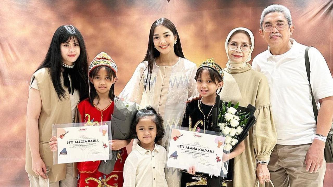 Ririn Dwi Ariyanti bersama anak-anak menuai banyak komentar dari netizen. Ririn disebut sebagai ibu hebat.&nbsp;