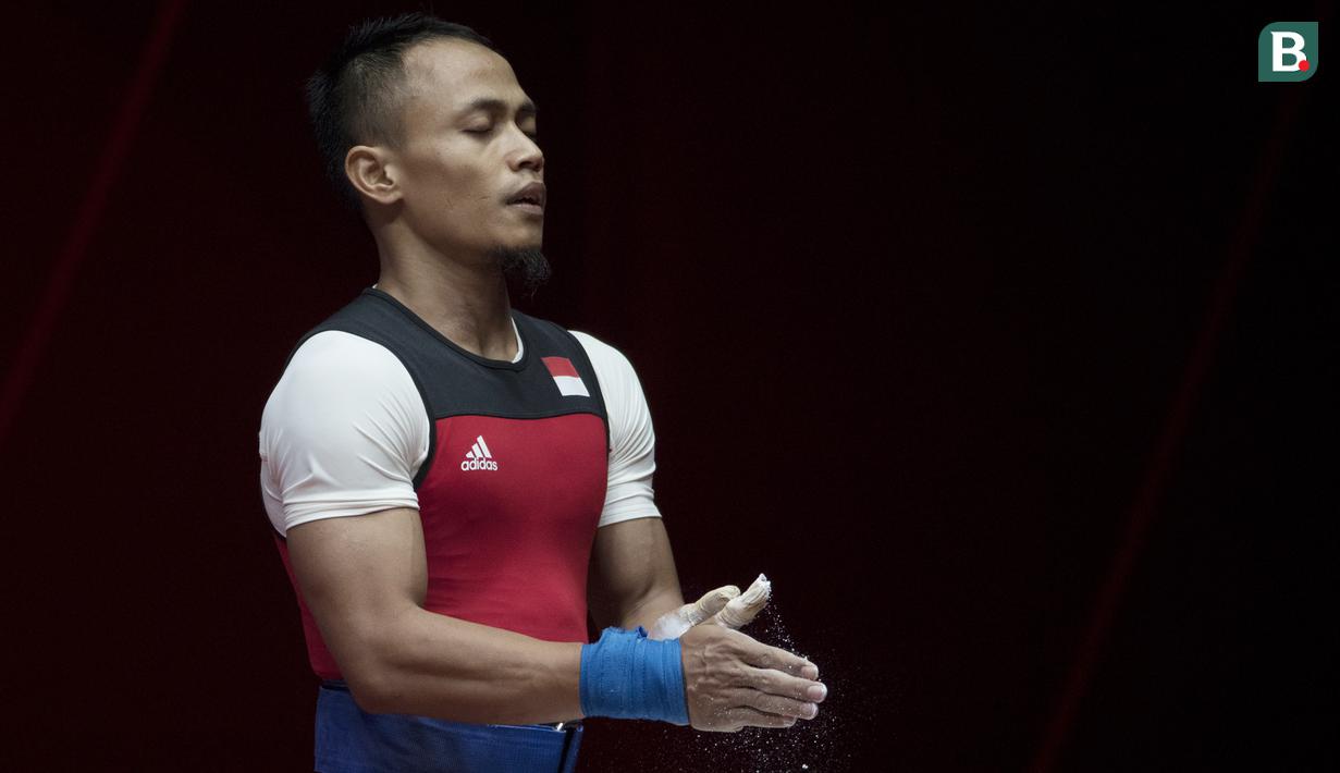 Lifter Indonesia, Suwoto Wijoyo, saat berlaga pada Asian Games di JIExpo, Jakarta, Senin, (20/8/2018). Suwoto Wijoyo berhasil menyumbang medali perunggu angkat besi putra kelas 56kg. (Bola.com/Vitalis Yogi Trisna)