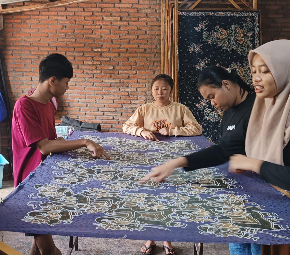 "Awalnya hanya pameran tunggal saja karya batik saya dari tahun 2010 sampai 2014. Belum ada niat berjualan," ungkapnya.&nbsp;<br>