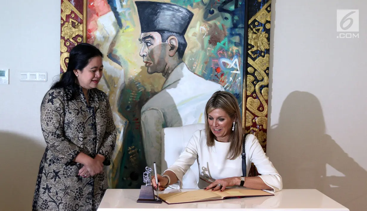 Ratu Maxima dari Belanda disaksikan Menko PMK, Puan Maharani mengisi buku tamu di Kemenko PMK, Jakarta, Selasa (13/2). Ratu Maxima datang sebagai utusan khusus Sekretaris Jenderal PBB terkait Inklusif Keuangan untuk Pembangunan. (Liputan6.com/Johan Tallo)