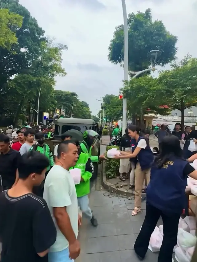 7 Momen Aurelie Moeremans Bagi 1.000 Nasi di Bulan Ramadhan Ini Banjir Pujian