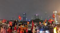Pesta Suporter Vietnam usai timnya mengalahkan Thailand pada partai final cabor sepak bola SEA Games 2021. (Muhammad Adiyaksa/Bola.com)