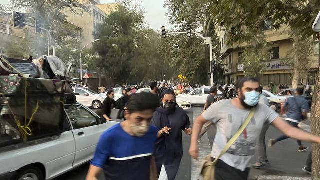 Mahsa Amini meninggal setelah ia ditangkap polisi akibat tidak pakai hijab dengan benar. Warga Iran pun demo.