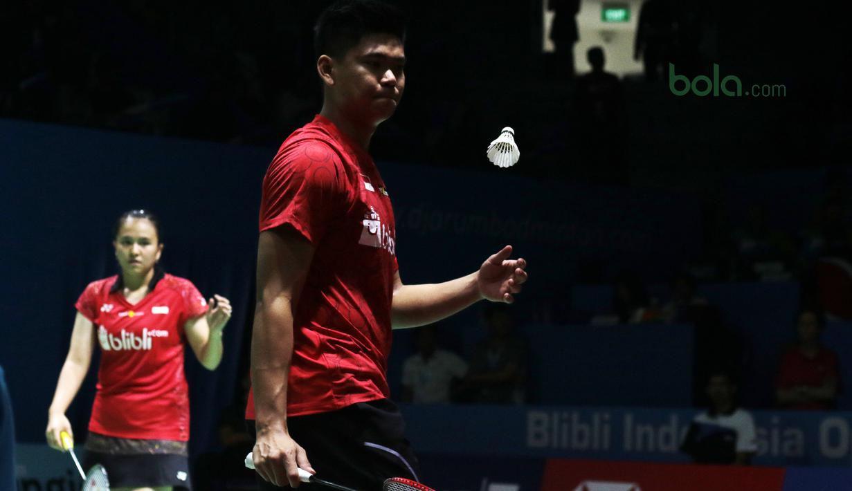 Praveen Jordan bersiap melakukan service saat melawan pasangan Hongkong, Lee Chun/Chau Hoi pada babak pertama Indonesia Open 2018 di Istora Senayan, Jakarta, (3/6/2018). Praveen/Oktavianti kalah 17-21, 21-14, 21-17. (Bola.com/Nick Hanoatubun)