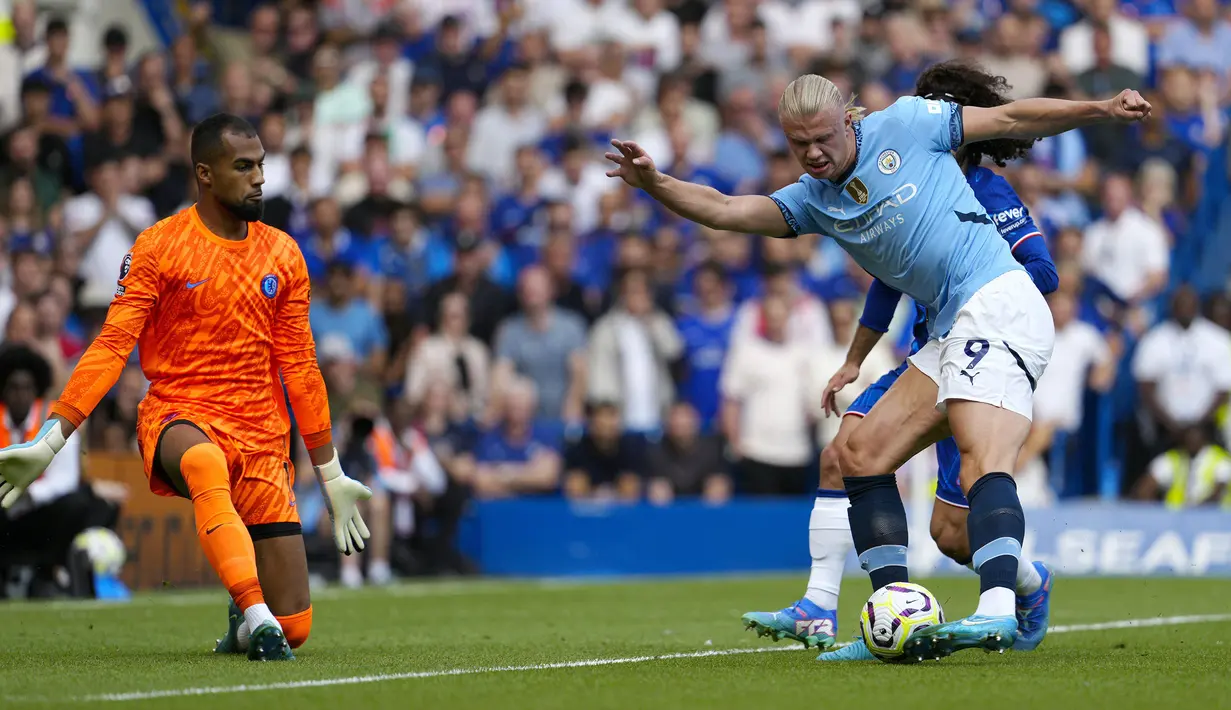 Pemain Manchester City, Erling Haaland berusaha mencetak gol dibayangi pemain Chelsea, Marc Cucurella pada laga Liga Inggris 2024/2025 di Stamford Bridge, London, Inggris, Minggu (18/08/2024) WIB. (AP Photo/Dave Shopland)